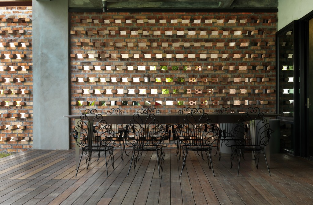 50dde95fb3fc4b32300002aa_s11-house-archicentre_outdoor_dining_-_recycled_bricks__old_timbers_and_chairs